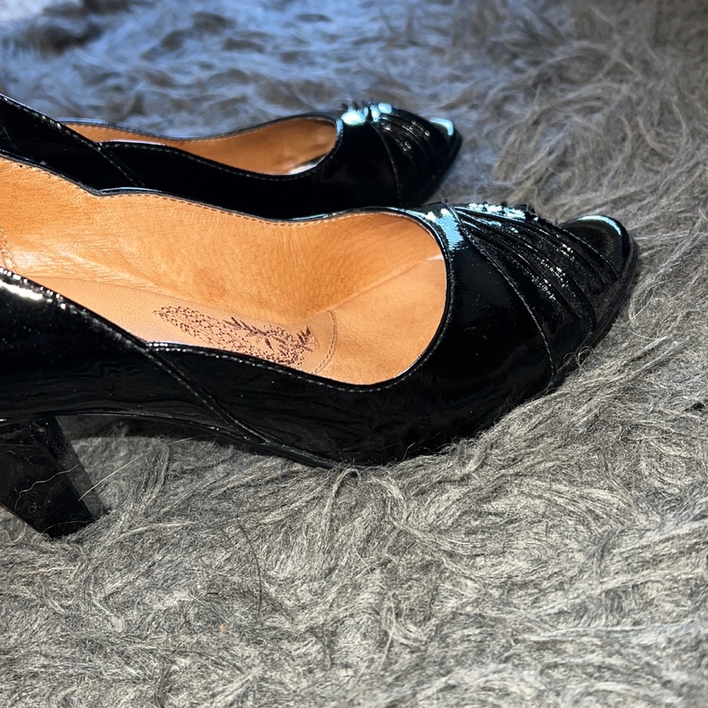 New Women's black patent leather peep told Sofft heels, size 7 - Picture 9 of 15